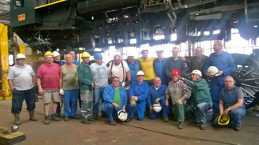 L’équipe de l’atelier avant repose de la 141R840 sur son train de roues