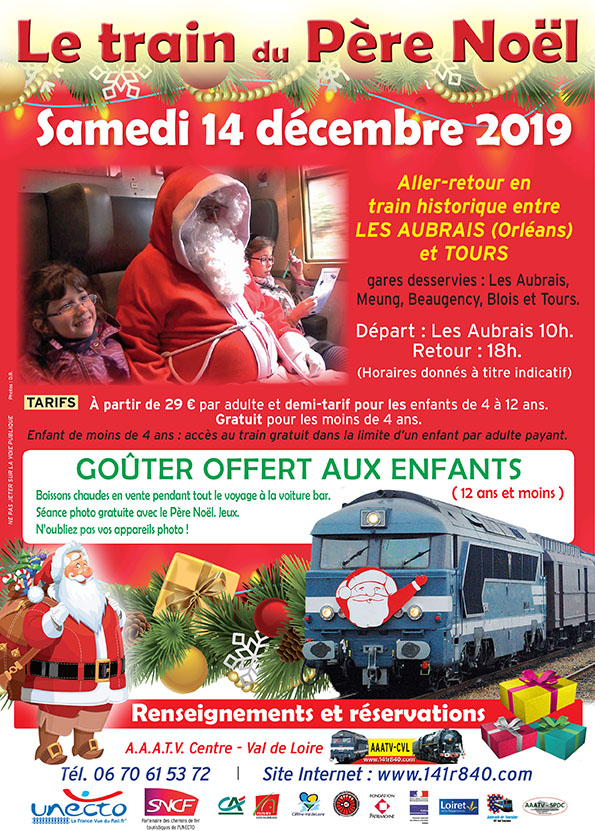 Le petit train de Noël entre en gare 