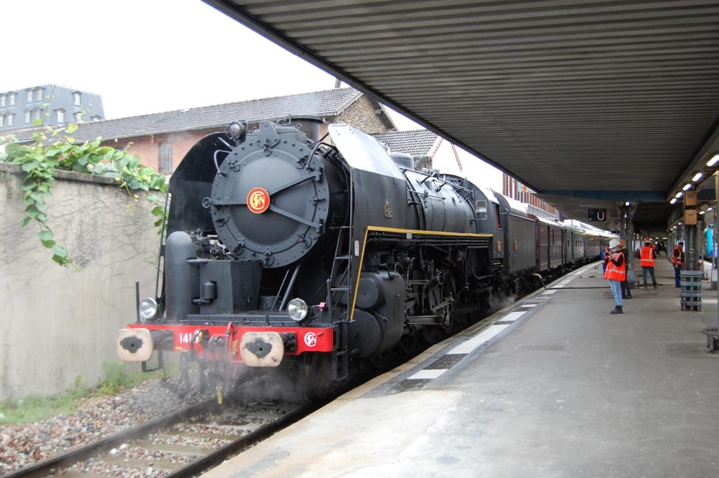 Train historique et locomotive à vapeur 141R840 en tournage à Paris Austerlitz, film Le temps d'aimer