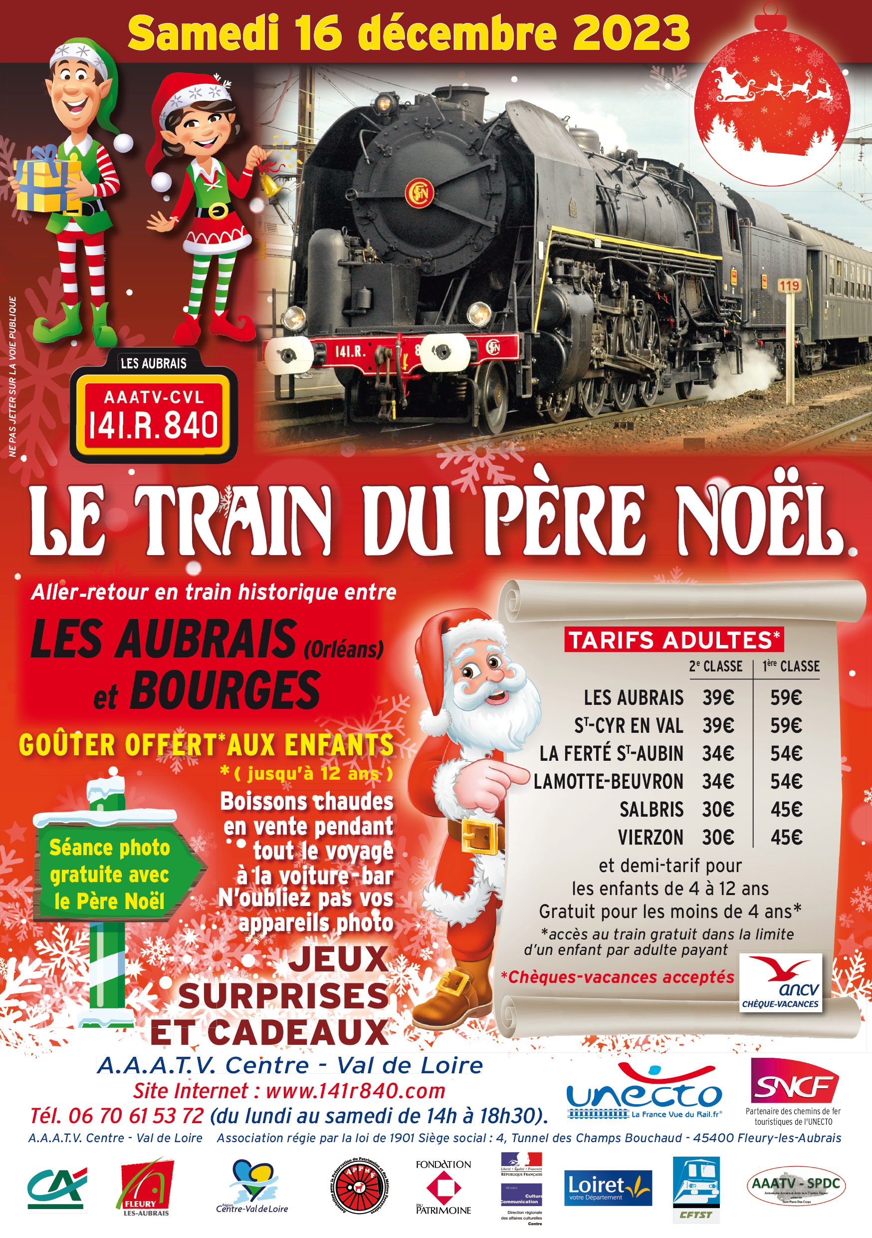 Le petit train de Noël entre en gare 