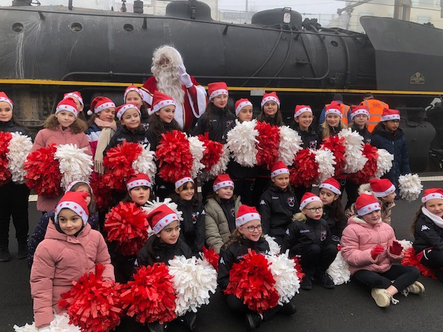 Le Père Noël et les enfants posent devant la locomotive à vapeur 141R840